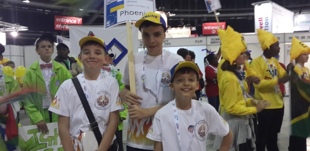 Команда "Phoenix" на відкритті, сесії оцінювання Core Values та перші результати по Robot Game.